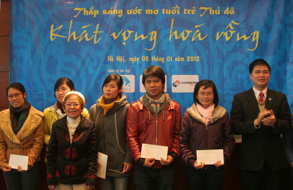 Nhiều phần quà được trao cho các em sinh viên nghèo có thành tích học tập và rèn luyện tốt