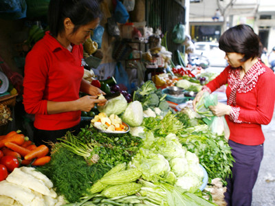 Người thu nhập thấp là đối tượng chính cần được hưởng lợi từ bình ổn giá. Ảnh: Hồng Vĩnh. Người thu nhập thấp là đối tượng chính cần được hưởng lợi từ bình ổn giá Ảnh: Hồng Vĩnh