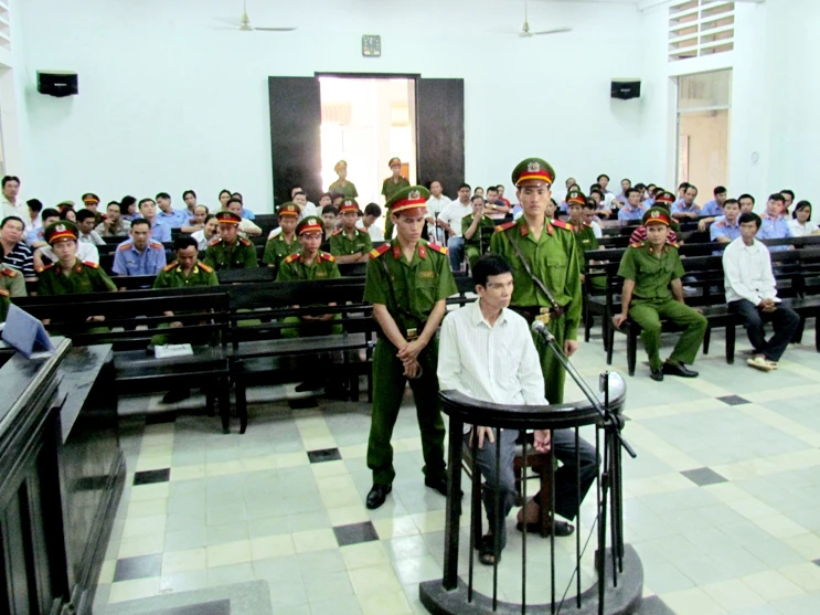 Bị cáo được phép ngồi ghế khi ra trước vành móng ngựa. Ảnh: Nguyễn Đình Quân