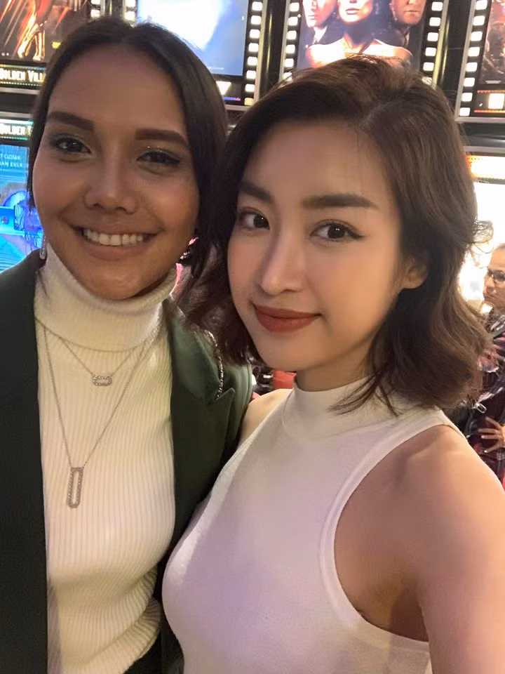 Hoa hậu Mỹ Linh khoe eo thon ở Singapore khi đi xem Captain Marvel ảnh 3