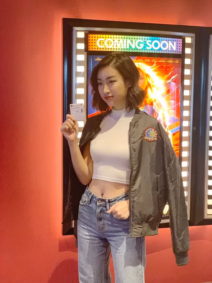 Hoa hậu Mỹ Linh khoe eo thon ở Singapore khi đi xem Captain Marvel ảnh 1