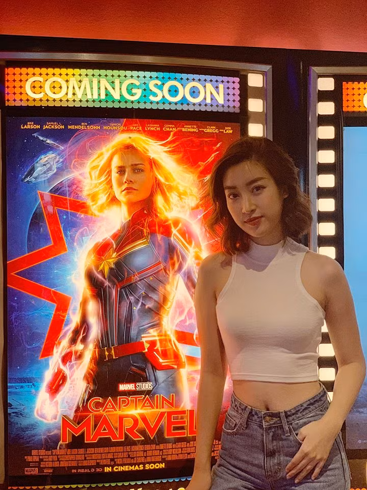 Hoa hậu Mỹ Linh khoe eo thon ở Singapore khi đi xem Captain Marvel ảnh 2