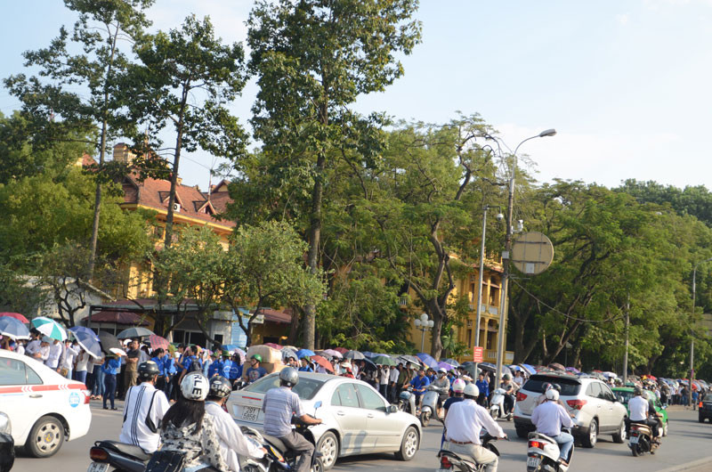 cả một đoạn đường trước Lăng Bác đoàn người phải xếp thành nhiều hàng nối nhau chờ vào viếng Đại tướng