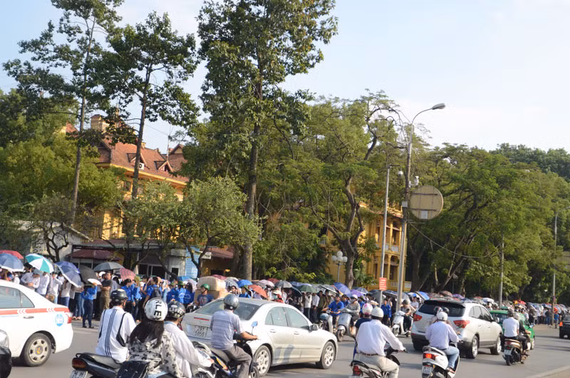 cả một đoạn đường trước Lăng Bác đoàn người phải xếp thành nhiều hàng nối nhau chờ vào viếng Đại tướng