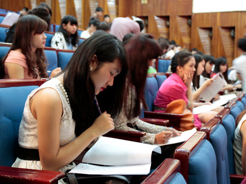 Các thí sinh làm phần thi trắc nghiệm