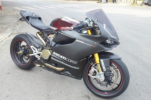 Chiếc Ducati 1199 Panigale S được độ lại dàn áo ngoài theo phong cách Full Carbon mạnh mẽ, mang lại cho chiếc xe một ngoại hình thể thao hơn, phong cách hơn. Ngoài ra, bộ ống xả Austin Racing Full System AR22 được làm bằng chất liệu Inconel và có trọng lượng chỉ 2.6kg cũng khá nổi bật 