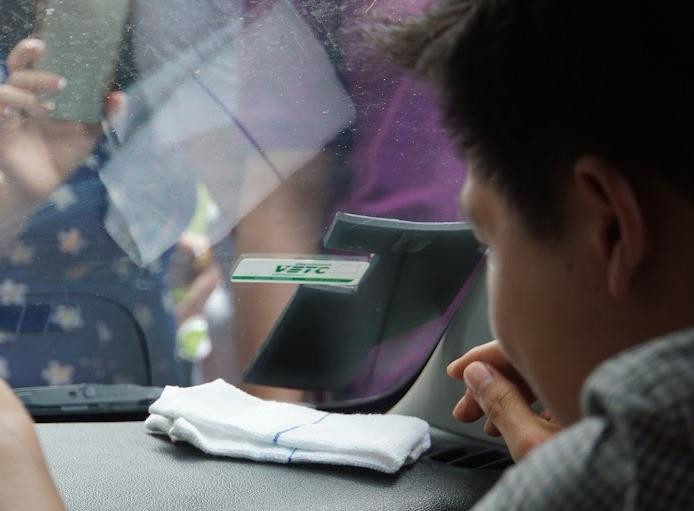 Dán thẻ thu phí không dừng Dán thẻ thu phí không dừng