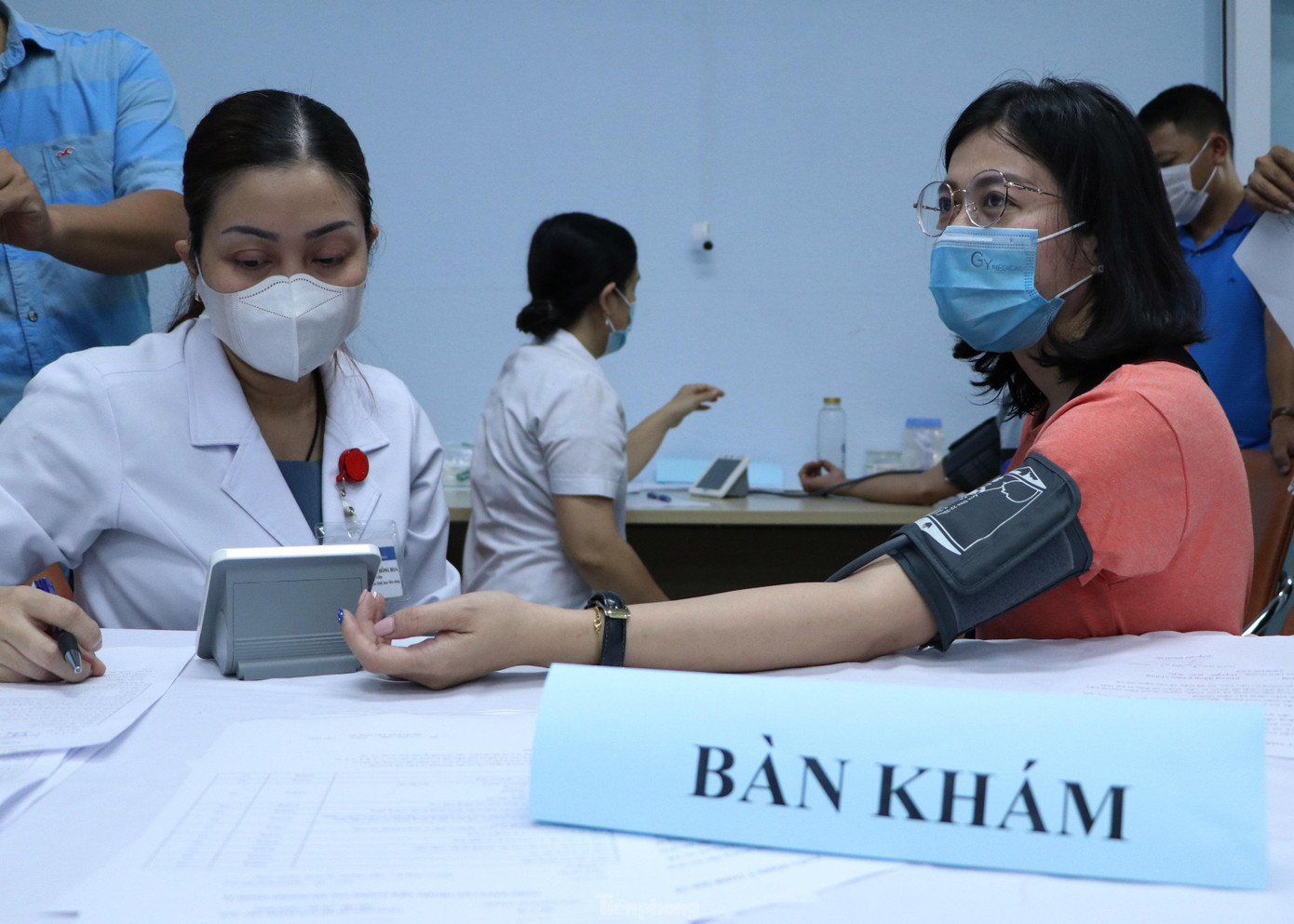 Trước khi tiêm vắc xin, các phóng viên được nhân viên y tế khám sức khỏe, đo huyết áp, nhiệt độ và tư vấn các tác dụng của vắc - xin.