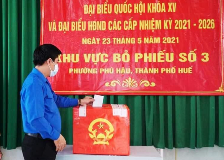 Bí thư Tỉnh Đoàn TT-Huế Trần Gia Công tham gia bỏ phiếu bầu cử Bí thư Tỉnh Đoàn TT-Huế Trần Gia Công tham gia bỏ phiếu bầu cử