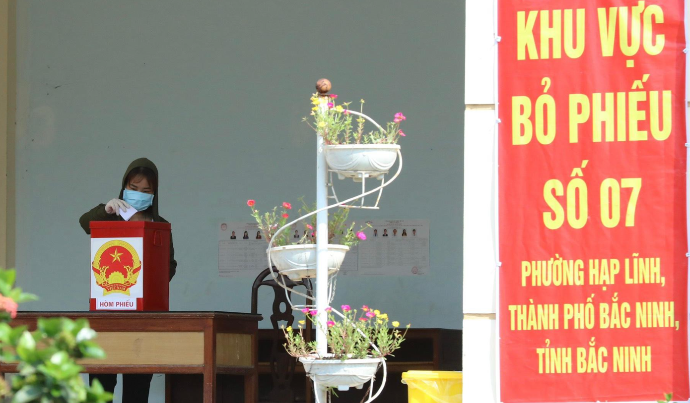 Giáo sư Thayer cho rằng Việt Nam đã thực hiện "nỗ lực phi thường" trong bối cảnh các ca mắc COVID-19 đang bùng phát trở lại. Giáo sư Thayer cho rằng Việt Nam đã thực hiện "nỗ lực phi thường" trong bối cảnh các ca mắc COVID-19 đang bùng phát trở lại.