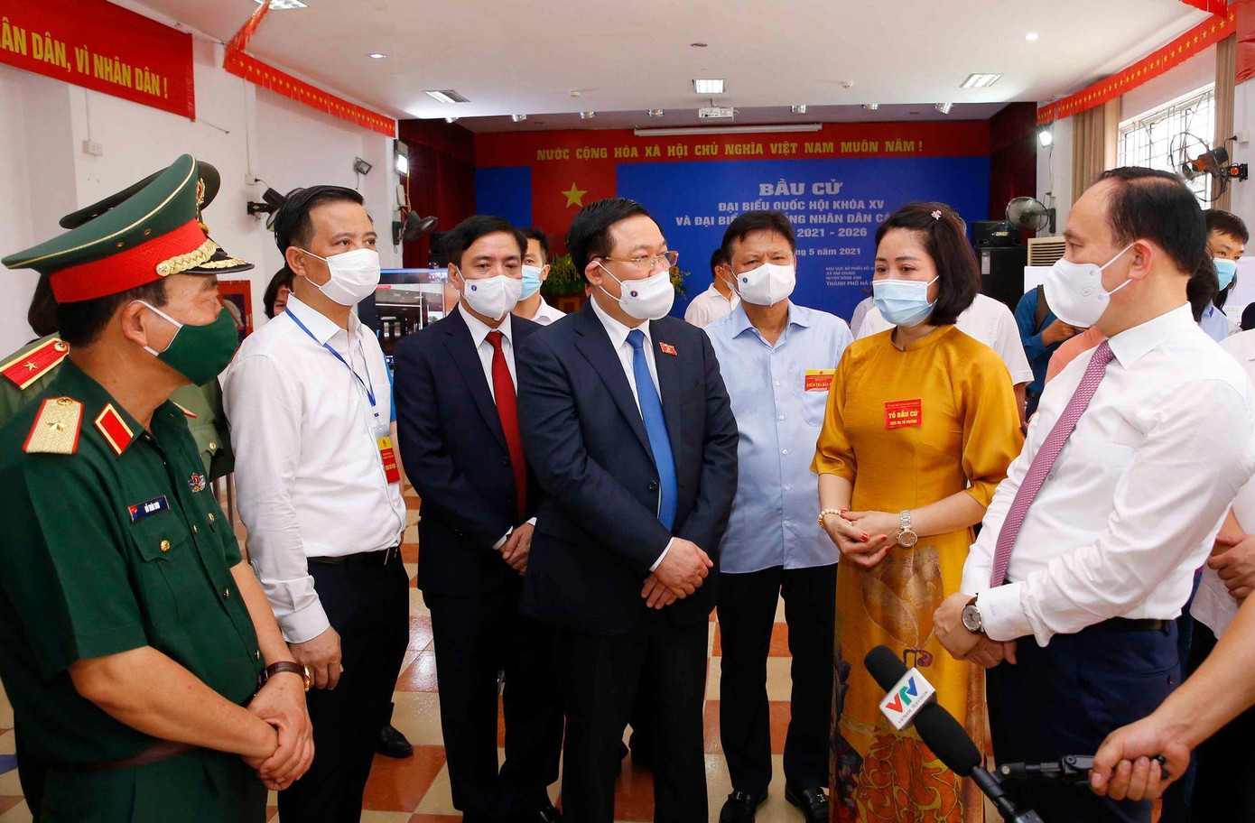 Chủ tịch Quốc hội Vương Đình Huệ kiểm tra bầu cử tại Đông Anh Chủ tịch Quốc hội Vương Đình Huệ kiểm tra bầu cử tại Đông Anh