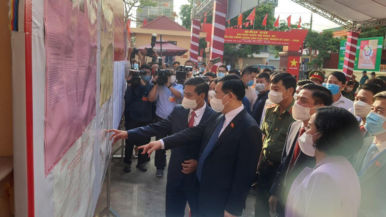 Sáng 23/5, Chủ tịch Quốc hội Vương Đình Huệ bỏ phiếu tại Tổ bầu cử số 1, thị trấn An Lão, TP Hải Phòng. Cùng đoàn có ông Bùi Văn Cường - Tổng thư ký Quốc hội, bà Nguyễn Thị Thanh - Trưởng ban công tác đại biểu, ông Nguyễn Văn Tùng - Chủ tịch UBND thành phố Hải Phòng Sáng 23/5, Chủ tịch Quốc hội Vương Đình Huệ bỏ phiếu tại Tổ bầu cử số 1, thị trấn An Lão, TP Hải Phòng. Cùng đoàn có ông Bùi Văn Cường - Tổng thư ký Quốc hội, bà Nguyễn Thị Thanh - Trưởng ban công tác đại biểu, ông Nguyễn Văn Tùng - Chủ tịch UBND thành phố Hải Phòng