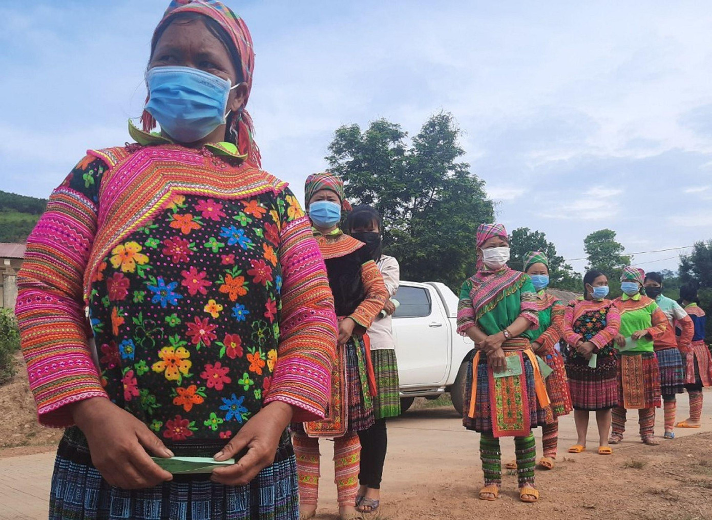 Đồng bào Mông (xã Cư Pui, huyện Krông Bông, Đắk Lắk) mặc trang phục truyền thống đi bầu cử Đồng bào Mông (xã Cư Pui, huyện Krông Bông, Đắk Lắk) mặc trang phục truyền thống đi bầu cử