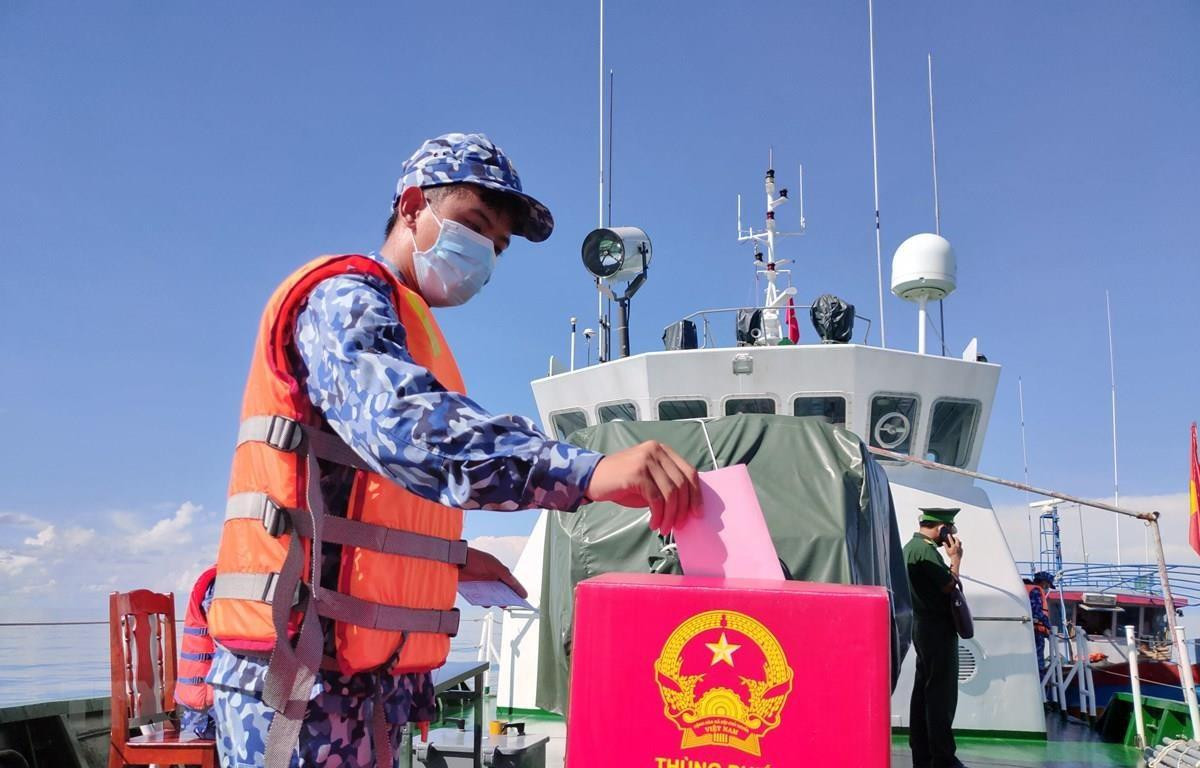 Các chiến sỹ tiến hành bỏ phiếu bầu cử. Ảnh: TTXVN Các chiến sỹ tiến hành bỏ phiếu bầu cử. Ảnh: TTXVN