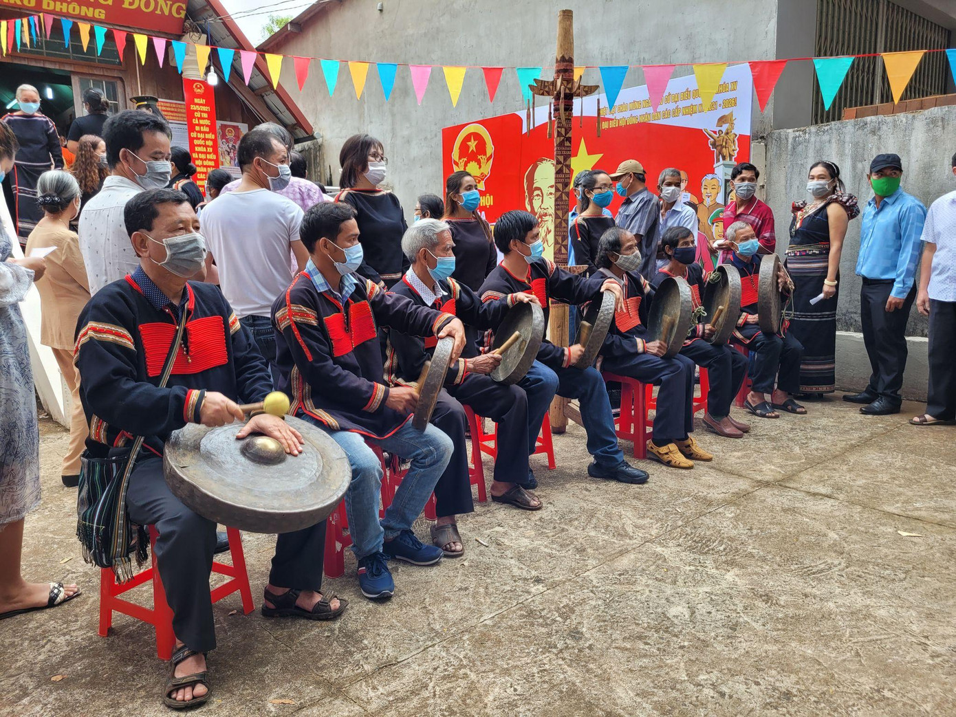 Tỷ lệ cử tri toàn quốc đi bầu cử đạt 98,43% ảnh 36 Tỷ lệ cử tri toàn quốc đi bầu cử đạt 98,43% ảnh 36