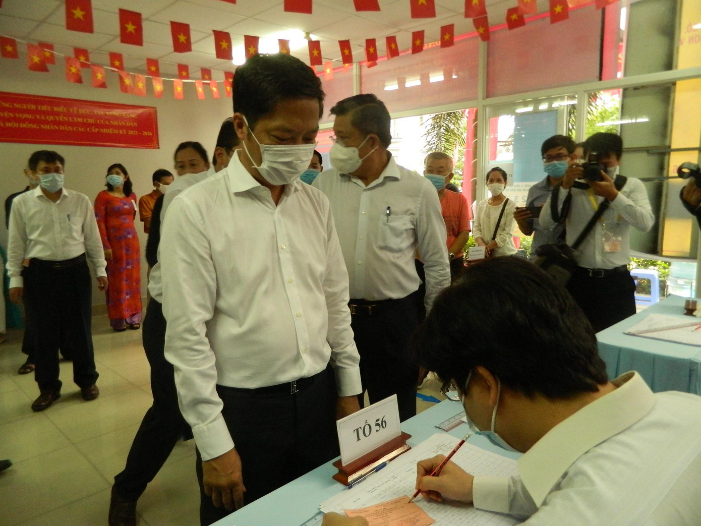 Trưởng ban Kinh tế Trung ương Trần Tuấn Anh bỏ phiếu tại TP Thủ Đức Trưởng ban Kinh tế Trung ương Trần Tuấn Anh bỏ phiếu tại TP Thủ Đức