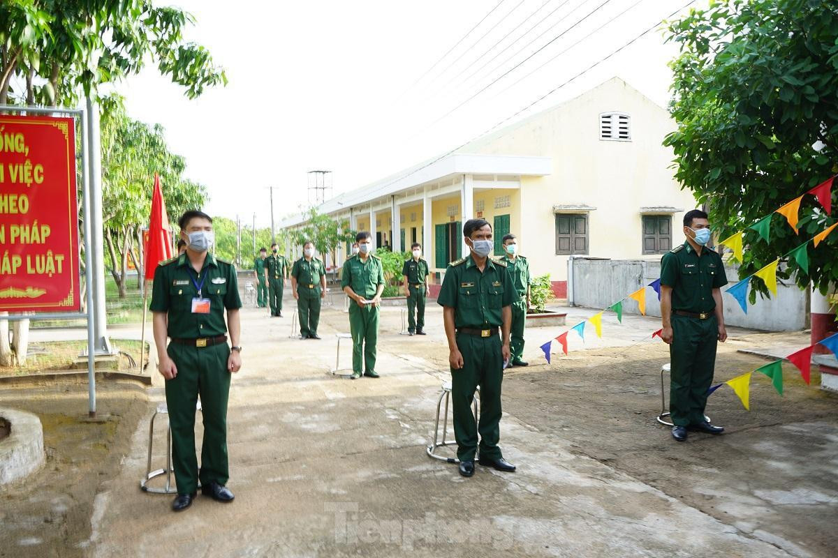 Cán bộ chiến sĩ đồn biên phòng Ea Hleo đi bỏ phiếu giữ khoảng cách an toàn. Ảnh: Vũ Long