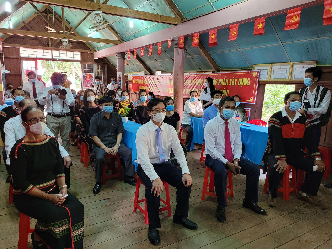 Lãnh đạo tỉnh Đắk Lắk tham gia tại khu vực bỏ phiếu số 17, buôn Akô Dhông Lãnh đạo tỉnh Đắk Lắk tham gia tại khu vực bỏ phiếu số 17, buôn Akô Dhông