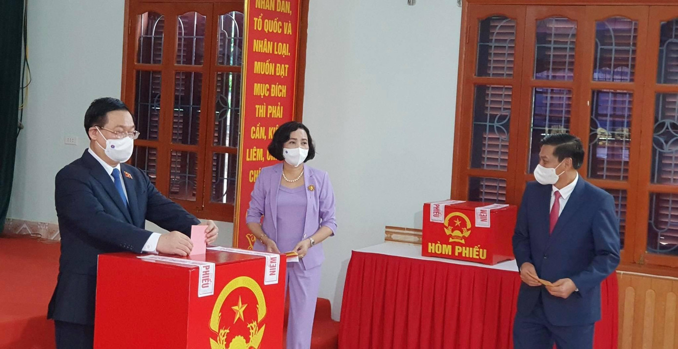 Chủ tịch Quốc hội Vương Đình Huệ bỏ phiếu tại Tổ bầu cử số 1, thị trấn An Lão, TP Hải Phòng Chủ tịch Quốc hội Vương Đình Huệ bỏ phiếu tại Tổ bầu cử số 1, thị trấn An Lão, TP Hải Phòng