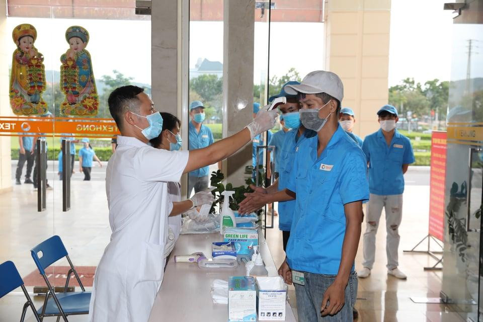 Tại khu vực bỏ phiếu của công nhân hầm lò (Công ty than Hà Lầm), hơn 400 công nhân tại đây xếp hàng, được đo thân nhiệt, hướng dẫn bỏ phiếu đúng quy định Tại khu vực bỏ phiếu của công nhân hầm lò (Công ty than Hà Lầm), hơn 400 công nhân tại đây xếp hàng, được đo thân nhiệt, hướng dẫn bỏ phiếu đúng quy định