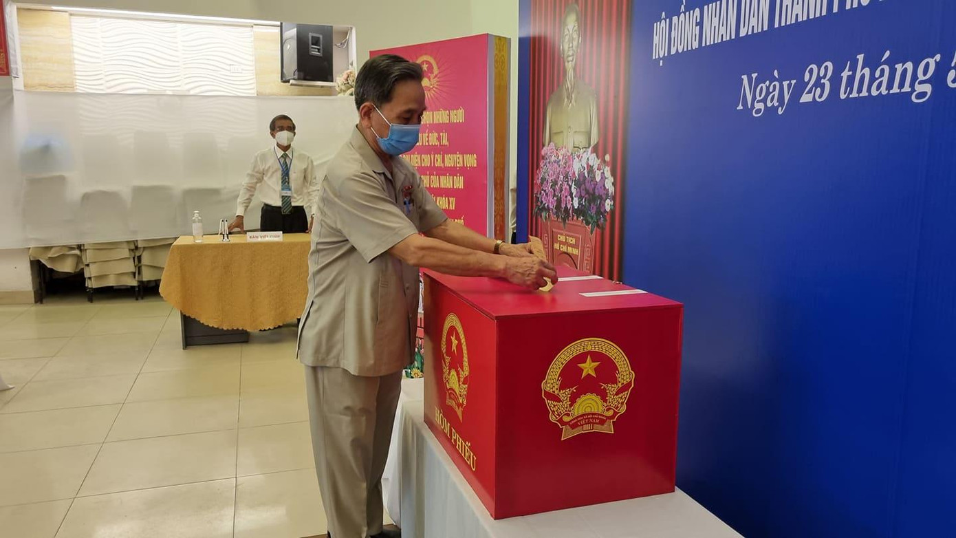 Cử tri Đà Nẵng bỏ những lá phiếu đầu tiên. Cử tri Đà Nẵng bỏ những lá phiếu đầu tiên.