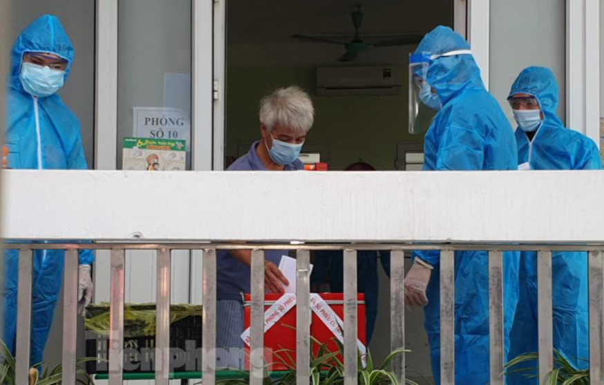 Địa điểm bỏ phiếu tại Trường Mầm non Phú Lâm 1, xã Phú Lâm, huyện Tiên Du (Bắc Ninh) có 158 cử tri, gồm lực lượng làm nhiệm vụ và một số cử tri thuộc diện cách ly F1