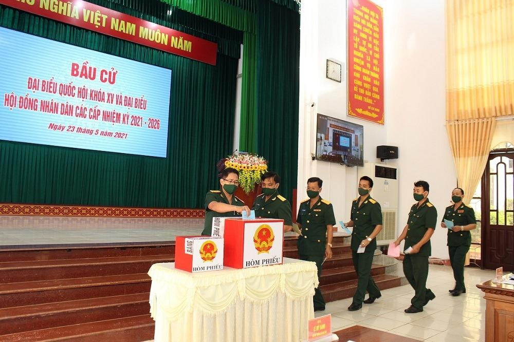 Cán bộ, chiến sĩ Bộ chỉ huy quân sự tỉnh Đắk Lắk bỏ phiếu Cán bộ, chiến sĩ Bộ chỉ huy quân sự tỉnh Đắk Lắk bỏ phiếu