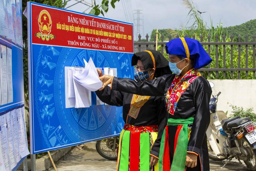 Các cử tri dân tộc Dao ở Quảng Ninh đi bỏ phiếu Các cử tri dân tộc Dao ở Quảng Ninh đi bỏ phiếu