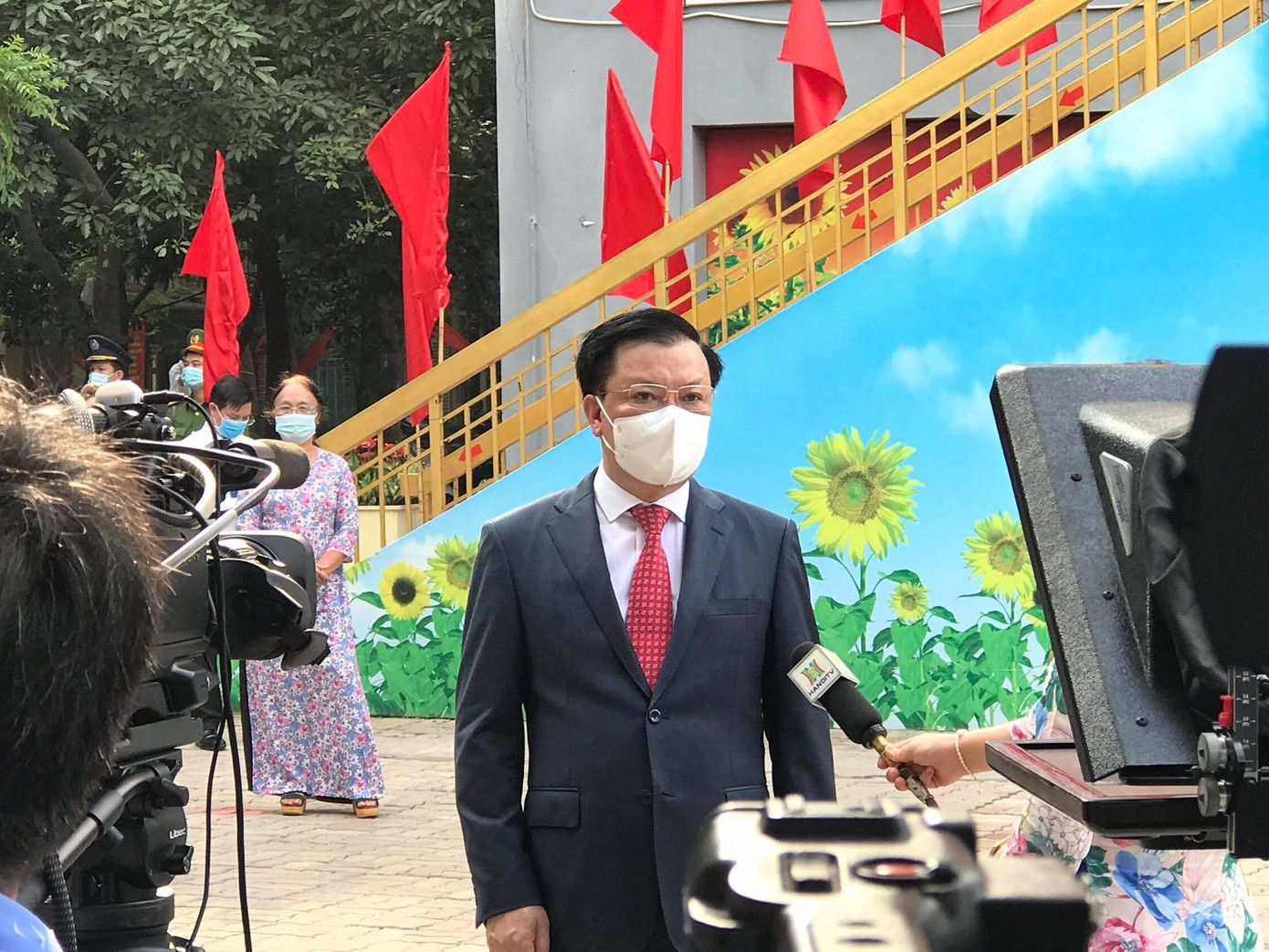 Bí thư Thành uỷ Hà Nội Đinh Tiến Dũng trao đổi với báo chí tại Khu vực bỏ phiếu số 17, phường Định Công, Hoàng Mai (tầng 1 chung cư NO14 Định Công) Bí thư Thành uỷ Hà Nội Đinh Tiến Dũng trao đổi với báo chí tại Khu vực bỏ phiếu số 17, phường Định Công, Hoàng Mai (tầng 1 chung cư NO14 Định Công)