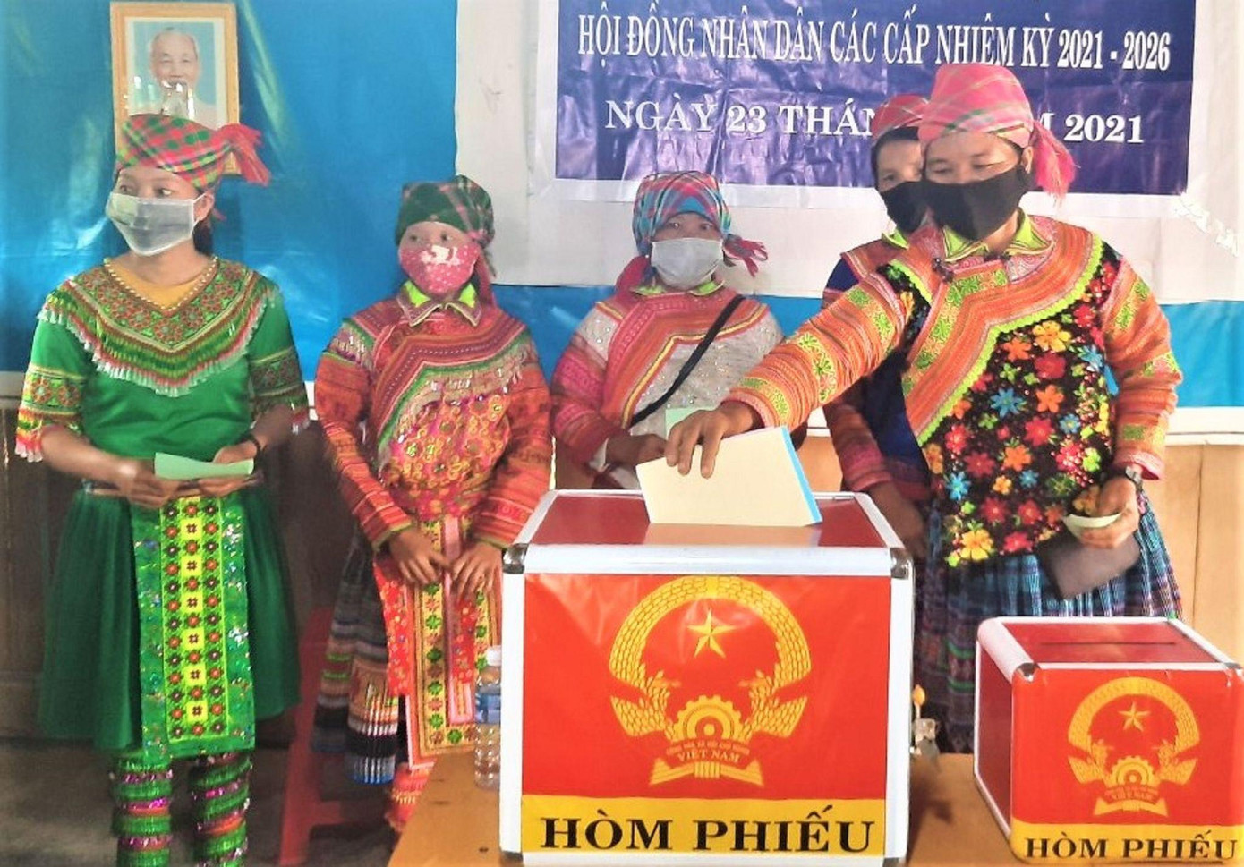 Người dân xã Cư Pui bỏ phiếu, thực hiện quyền công dân Người dân xã Cư Pui bỏ phiếu, thực hiện quyền công dân