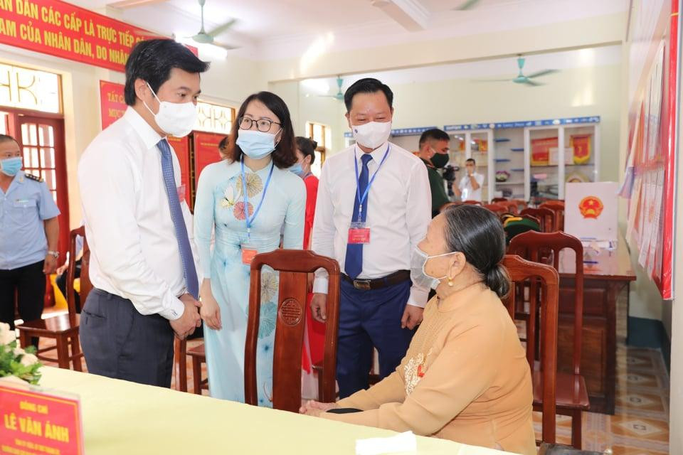 Ông Nguyễn Tường Văn Chủ tịch UBND tỉnh Quảng Ninh dự khai mạc và tham gia bỏ phiếu tại thành phố vùng biên Móng Cái Ông Nguyễn Tường Văn Chủ tịch UBND tỉnh Quảng Ninh dự khai mạc và tham gia bỏ phiếu tại thành phố vùng biên Móng Cái