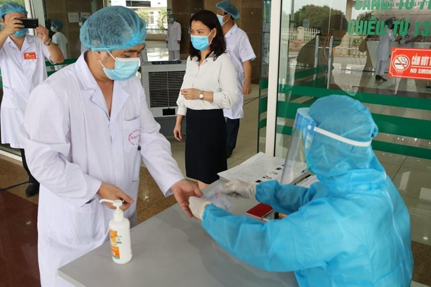 Hơn 400 cán bộ Bệnh viện Bệnh nhiệt đới Trung ương tham gia bỏ phiếu. (Ảnh: PV/Vietnam+) Hơn 400 cán bộ Bệnh viện Bệnh nhiệt đới Trung ương tham gia bỏ phiếu. (Ảnh: PV/Vietnam+)