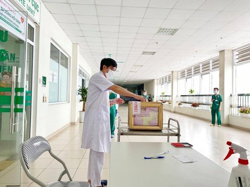 Hòm phiếu tại nơi bệnh viện đang phong toả. (Ảnh: PV/Vietnam+) Hòm phiếu tại nơi bệnh viện đang phong toả. (Ảnh: PV/Vietnam+)