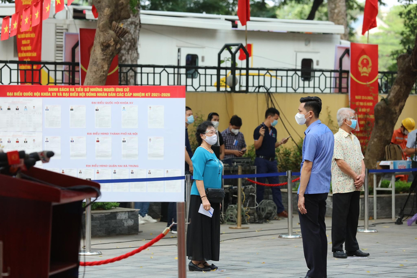 Tại điểm bầu cử, các vị trí đứng của cử tri đã được sắp xếp cụ thể, chi tiết, đảm bảo khoảng cách phòng dịch, đồng thời, quy định rõ luồng vào và ra sau khi bỏ phiếu. Khẩu trang và nước sát khuẩn được bố trí ở hầu hết vị trí để mọi người tiện sử dụng. Ảnh: Như Ý Tại điểm bầu cử, các vị trí đứng của cử tri đã được sắp xếp cụ thể, chi tiết, đảm bảo khoảng cách phòng dịch, đồng thời, quy định rõ luồng vào và ra sau khi bỏ phiếu. Khẩu trang và nước sát khuẩn được bố trí ở hầu hết vị trí để mọi người tiện sử dụng. Ảnh: Như Ý