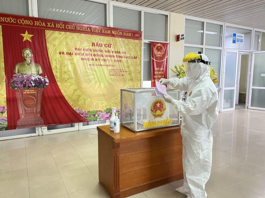 Tại Bệnh viện K cơ sở Tân Triều có hơn 2.000 cử tri tham gia bỏ phiếu. (Ảnh: PV/Vietnam+) Tại Bệnh viện K cơ sở Tân Triều có hơn 2.000 cử tri tham gia bỏ phiếu. (Ảnh: PV/Vietnam+)