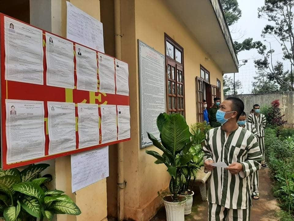 Hơn 700 người đang bị tạm giữ, tạm giam tại Trại Tạm giam Công an tỉnh và Nhà tạm giữ Công an các huyện ở Gia Lai cũng được quyền bầu cử theo quy định. Ảnh: Đình Văn Hơn 700 người đang bị tạm giữ, tạm giam tại Trại Tạm giam Công an tỉnh và Nhà tạm giữ Công an các huyện ở Gia Lai cũng được quyền bầu cử theo quy định. Ảnh: Đình Văn