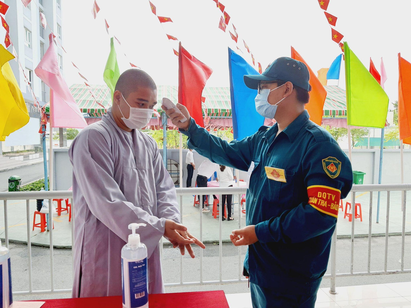 Công tác kiểm tra thân nhiệt, khử khuẩn được thực hiện nghiêm tại khu vực bầu cử Công tác kiểm tra thân nhiệt, khử khuẩn được thực hiện nghiêm tại khu vực bầu cử