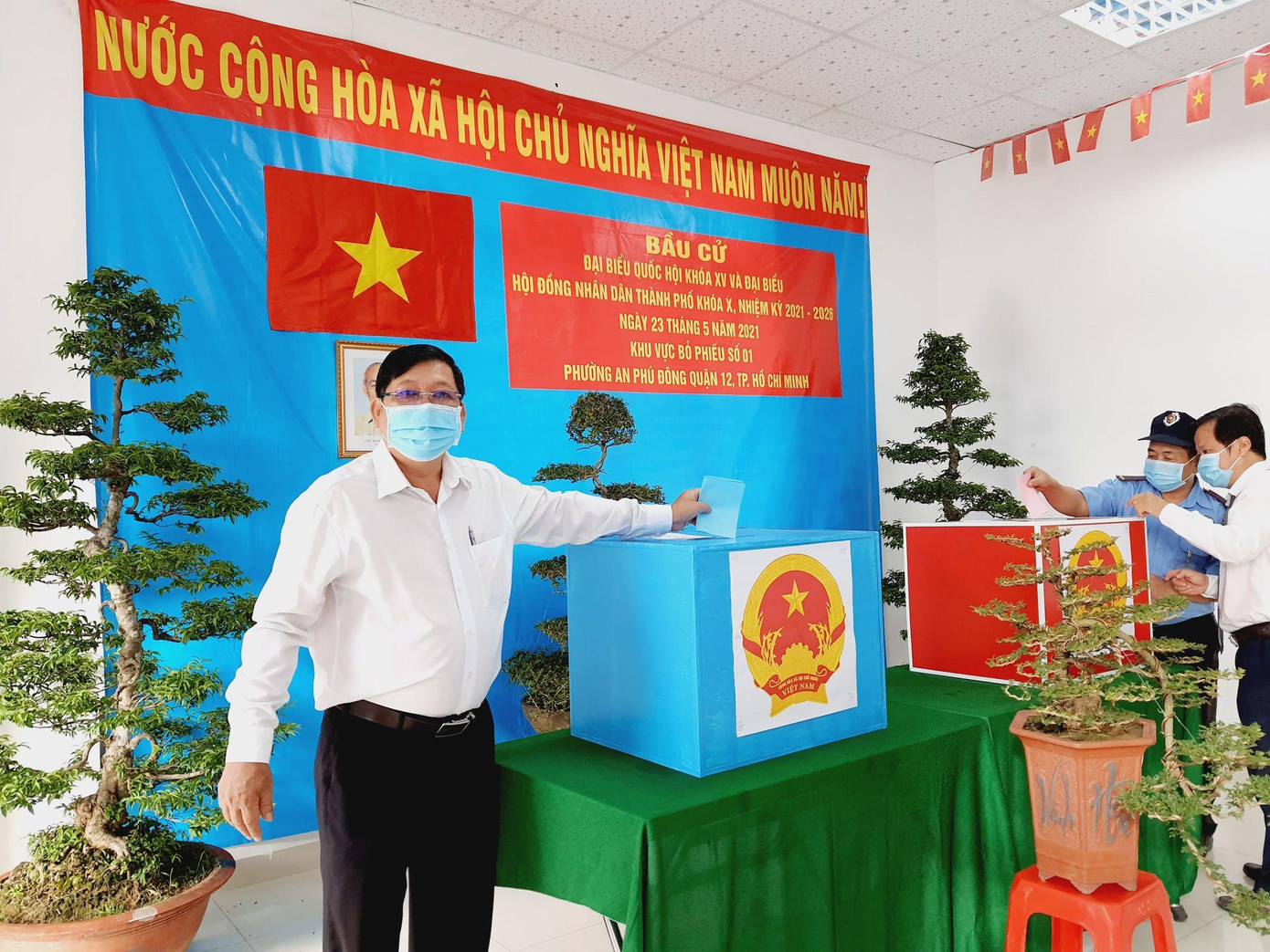 Lực lượng chức năng hướng dẫn cử tri tuân thủ giãn cách và các quy định trong quá trình bỏ phiếu Lực lượng chức năng hướng dẫn cử tri tuân thủ giãn cách và các quy định trong quá trình bỏ phiếu