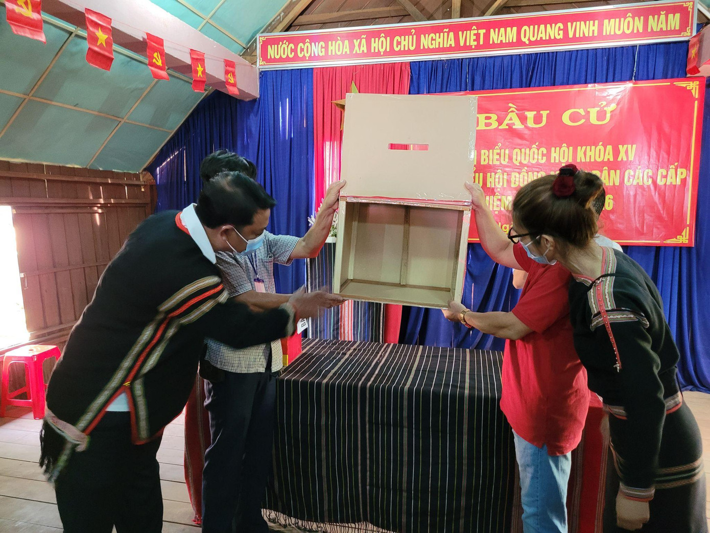 Ban bầu cử tại khu vực bỏ phiếu số 17, buôn Akô Dhông kiểm tra hòm phiếu Ban bầu cử tại khu vực bỏ phiếu số 17, buôn Akô Dhông kiểm tra hòm phiếu