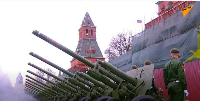 Kết thúc bài phát biểu của Tổng thống Putin là loạt đại bác chào mừng vang lên trên nền nhạc hùng tráng
