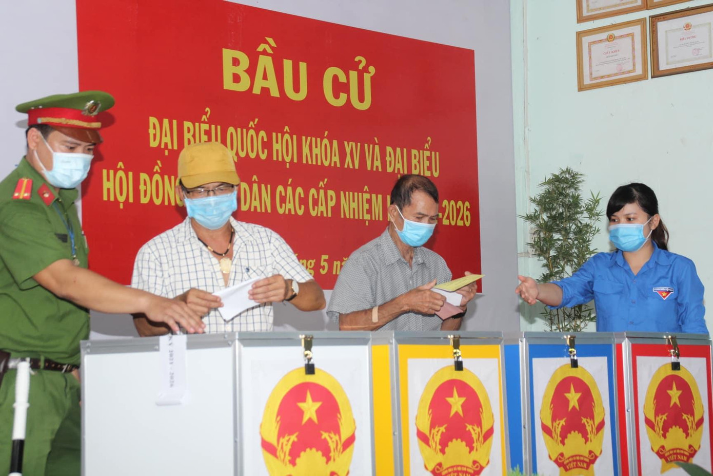 Đoàn viên thanh niên và chiến sỹ công an hướng dẫn người dân thực hiện bầu cử tại điểm bỏ phiếu số 041, thị trấn Củ Chi, huyện Củ Chi Đoàn viên thanh niên và chiến sỹ công an hướng dẫn người dân thực hiện bầu cử tại điểm bỏ phiếu số 041, thị trấn Củ Chi, huyện Củ Chi