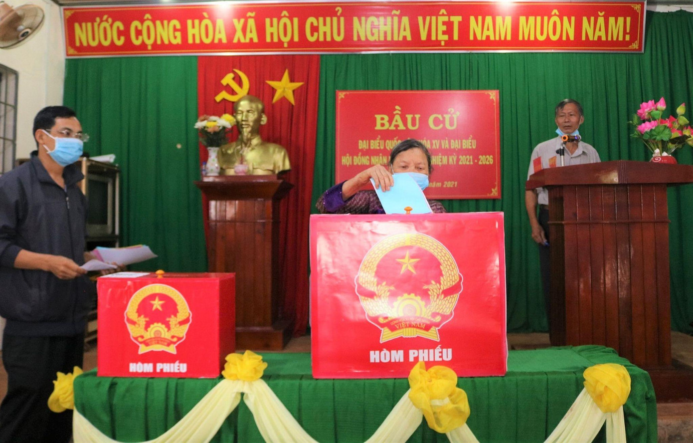 Bà Nguyễn Thị Thành, 54 tuổi Đảng ở TP. Gia Nghĩa (Đắk Nông) đi bầu cử. Ảnh: Huỳnh Thủy Bà Nguyễn Thị Thành, 54 tuổi Đảng ở TP. Gia Nghĩa (Đắk Nông) đi bầu cử. Ảnh: Huỳnh Thủy