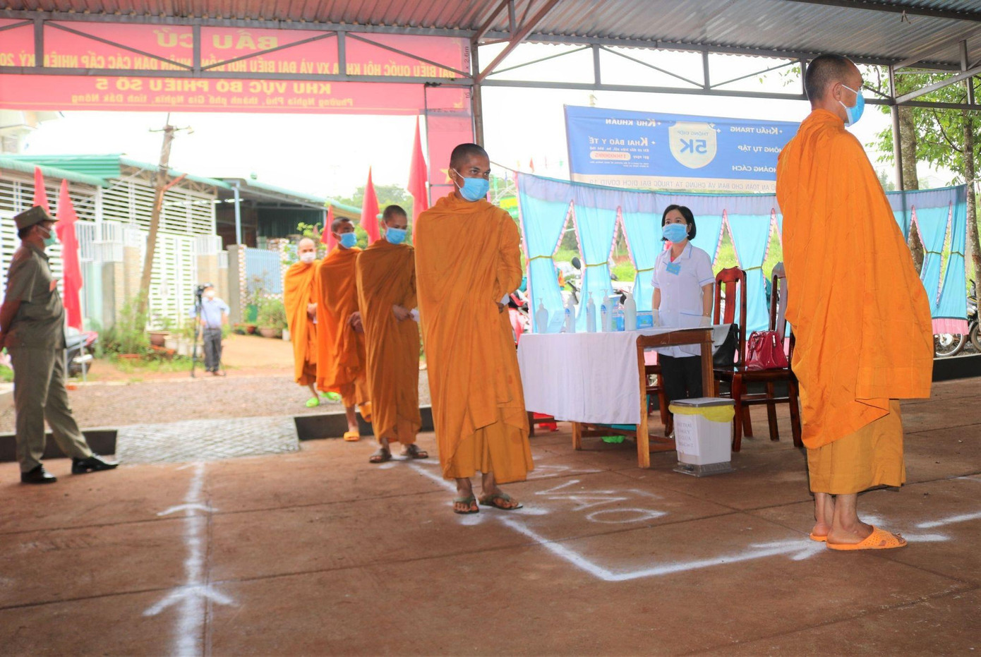Phật tử Tịnh xá Ngọc Đạt, phường Nghĩa Phú (TP. Gia Nghĩa, Đắk Nông) tham gia bầu cử. Ảnh: Huỳnh Thủy Phật tử Tịnh xá Ngọc Đạt, phường Nghĩa Phú (TP. Gia Nghĩa, Đắk Nông) tham gia bầu cử. Ảnh: Huỳnh Thủy