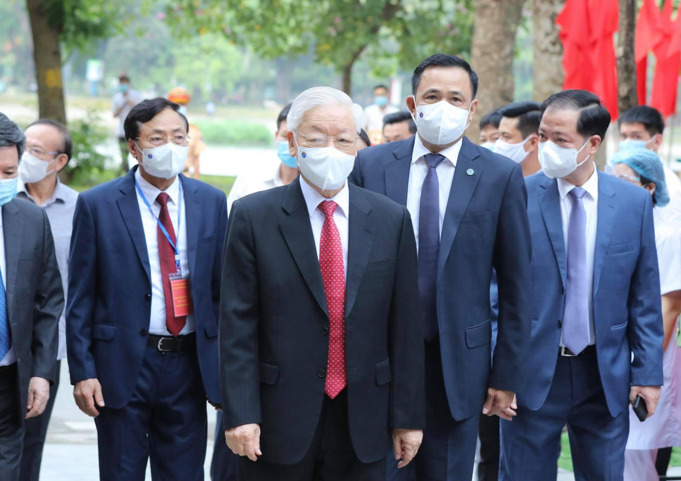 Tổng bí thư Nguyễn Phú Trọng cùng 1.163 cử tri bỏ phiếu bầu đại biểu Quốc hội khoá XV và đại biểu HĐND các cấp nhiệm kỳ 2021-2026 tại Khu vực bỏ phiếu số 4 (58 Nguyễn Du, Hai Bà Trưng, Hà Nội) thuộc đơn vị bầu cử số 1 TP Hà Nội. Tổng bí thư Nguyễn Phú Trọng cùng 1.163 cử tri bỏ phiếu bầu đại biểu Quốc hội khoá XV và đại biểu HĐND các cấp nhiệm kỳ 2021-2026 tại Khu vực bỏ phiếu số 4 (58 Nguyễn Du, Hai Bà Trưng, Hà Nội) thuộc đơn vị bầu cử số 1 TP Hà Nội.