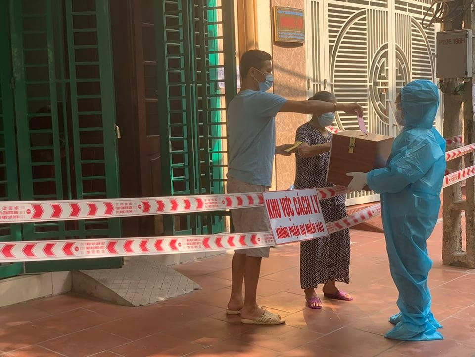 Tổ chức cho người cách ly tại nhà bỏ phiếu bằng hòm phiếu phụ Tổ chức cho người cách ly tại nhà bỏ phiếu bằng hòm phiếu phụ