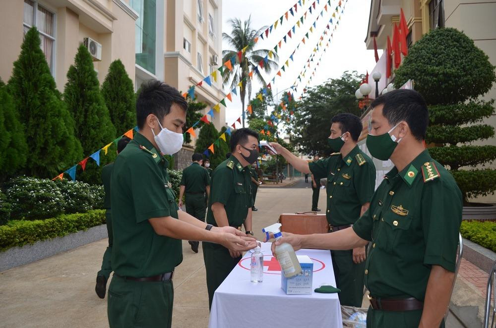Bộ chỉ huy Bộ đội biên phong tỉnh Đắk Lắk Khử khuẩn, đo thân nhiệt đối với các cử tri đến bầu cử Bộ chỉ huy Bộ đội biên phong tỉnh Đắk Lắk Khử khuẩn, đo thân nhiệt đối với các cử tri đến bầu cử
