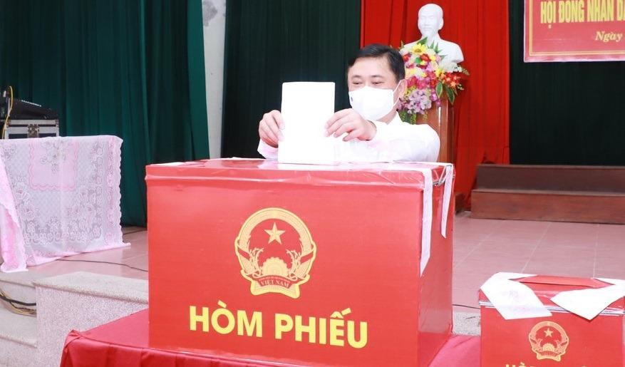 Bí thư Tỉnh ủy Nghệ An Thái Thanh Quý bỏ phiếu bầu cử Bí thư Tỉnh ủy Nghệ An Thái Thanh Quý bỏ phiếu bầu cử