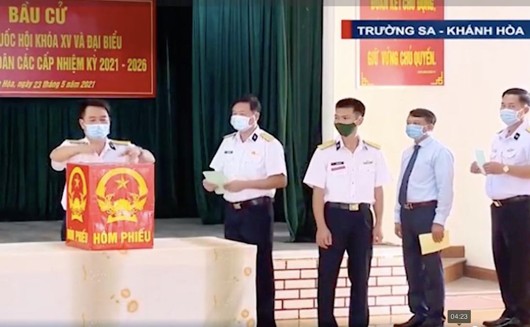Ông Lê Đình Hải - Chủ tịch UBND huyện Trường Sa, tỉnh Khánh Hoà, cho biết: Hôm nay có khoảng 500 cử tri là quân dân huyện đảo Trường Sa đi bỏ phiếu bầu cử Quốc hội và Hội đồng nhân dân các cấp. Công tác bầu cử hiện đang diễn ra nghiêm túc, an toàn và đảm bảo các quy định phòng dịch COVID - 19. Ông Lê Đình Hải - Chủ tịch UBND huyện Trường Sa, tỉnh Khánh Hoà, cho biết: Hôm nay có khoảng 500 cử tri là quân dân huyện đảo Trường Sa đi bỏ phiếu bầu cử Quốc hội và Hội đồng nhân dân các cấp. Công tác bầu cử hiện đang diễn ra nghiêm túc, an toàn và đảm bảo các quy định phòng dịch COVID - 19.