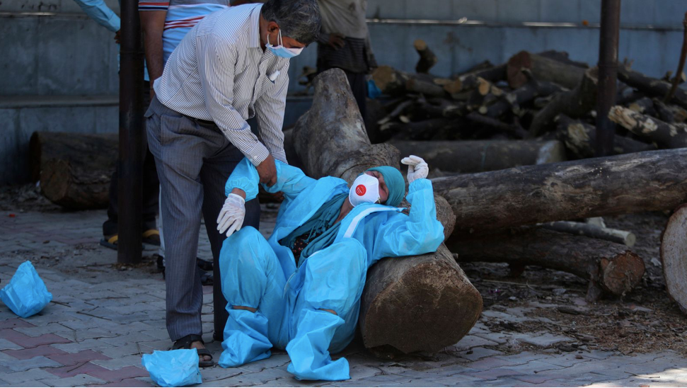 Người nhà một bệnh nhân chết vì COVID-19 ở Ấn Độ suy sụp sau lễ hoả táng. Ảnh: AP