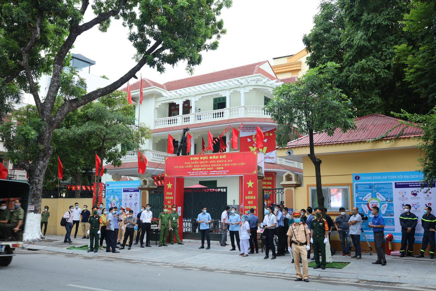 Một điểm bỏ phiếu tại Hà Nội trước giờ mở cửa. Ảnh: Như Ý Một điểm bỏ phiếu tại Hà Nội trước giờ mở cửa. Ảnh: Như Ý